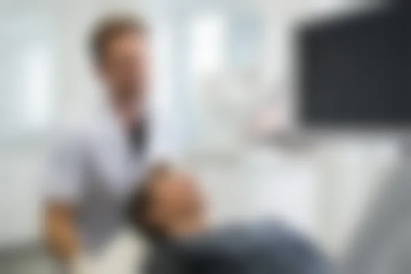 东莞合作口腔门诊部的口腔修复服务现价仅需2500元起，原价为3000元起，快来体验高质量的口腔修复，省下多少钱！