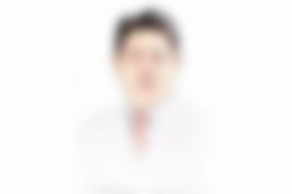 杭州爱尔眼科医院肖前峰会不会亲自做手术？亲自主刀ICL晶体植入，二十年临床经验+上千例成功案例保障